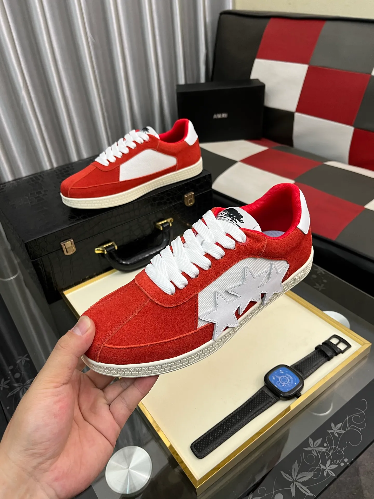 Men's shoes 💰420⌚️⌚️《AMIR*》New men's low-top casual sports sneakers bone shoes, another pair of irresistible bone shoes. Bone shoes are one of AMIRI's most popular items. They use first-layer cowhide uppers. The side bones are made of two cowhide laminations. They have a three-dimensional feel. The leather incisions are all oil-edged. Contrasting color design. Simple style. Fashionable sports. Customized metal LOGO nameplate to embellish shoelaces. Exclusive control of top version. Supports comparison. Breathable mesh lining Original rubber outsole A must-have item for daily leisure Suitable for various occasions Check it out if you are looking for high quality Super cool uppers Size: 38-445️⃣ Colors available
